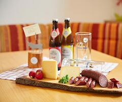 Brotzeit in der Küche der Ferienwohnung Gipfelblick