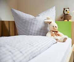 Stoffhase im Kinderzimmer der Ferienwohnung Gipfelblick