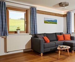 Couch im Wohnzimmer der Ferienwohnung Bergblick