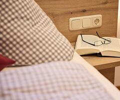 Detail mit Buch im Schlafzimmer der Ferienwohnung Gipfelblick