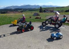 Kinder fahren Kettcar auf dem Ferienhof im Oberallgäu