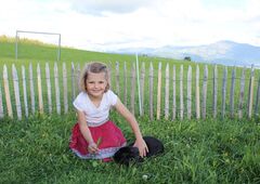 Mädchen mit Häschen auf dem Bauernhof im Oberallgäu