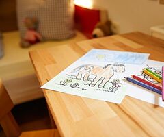 Kinder malen im Kinderzimmer der Ferienwohnung Grüntenblick