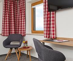 Fernseher im Wohnzimmer einer Ferienwohnung im Allgäu